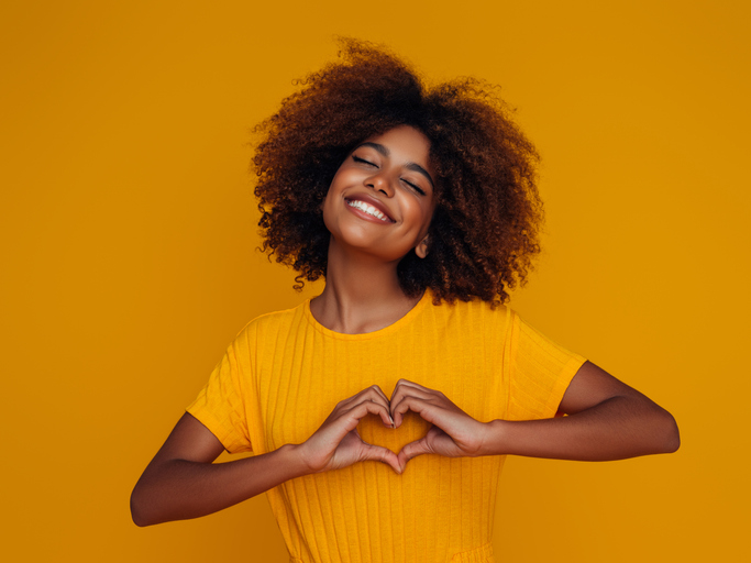 Femme heureuse pour la saint valentin d'avoir sa routine MIX