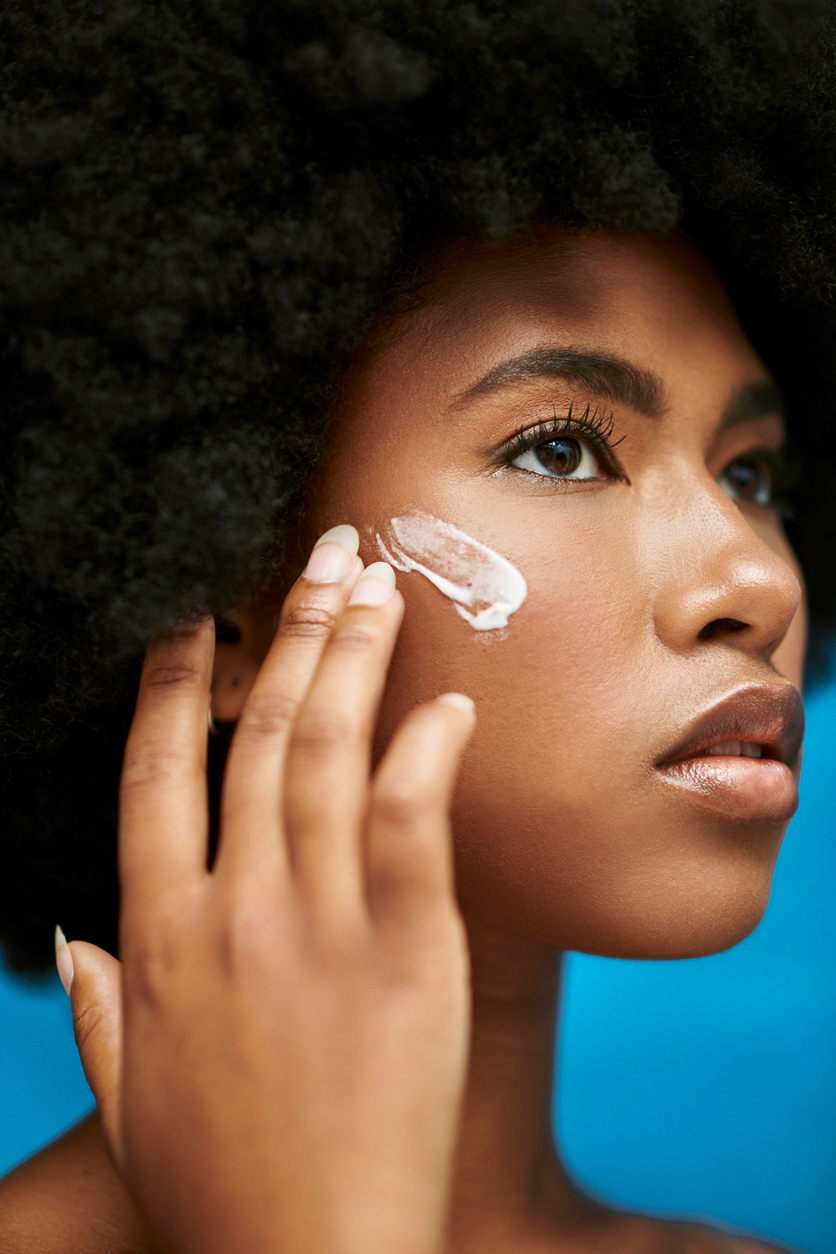 Illustration article �claircissant femme qui s'hydrate la peau